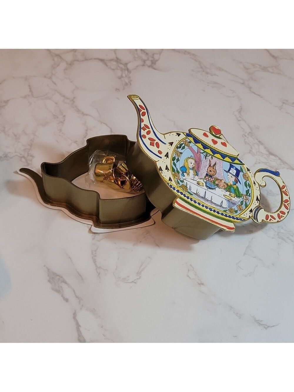 Alice In Wonderland Trinket Box 1994 With Gold Plastic Tea Set - Picture 4 of 8